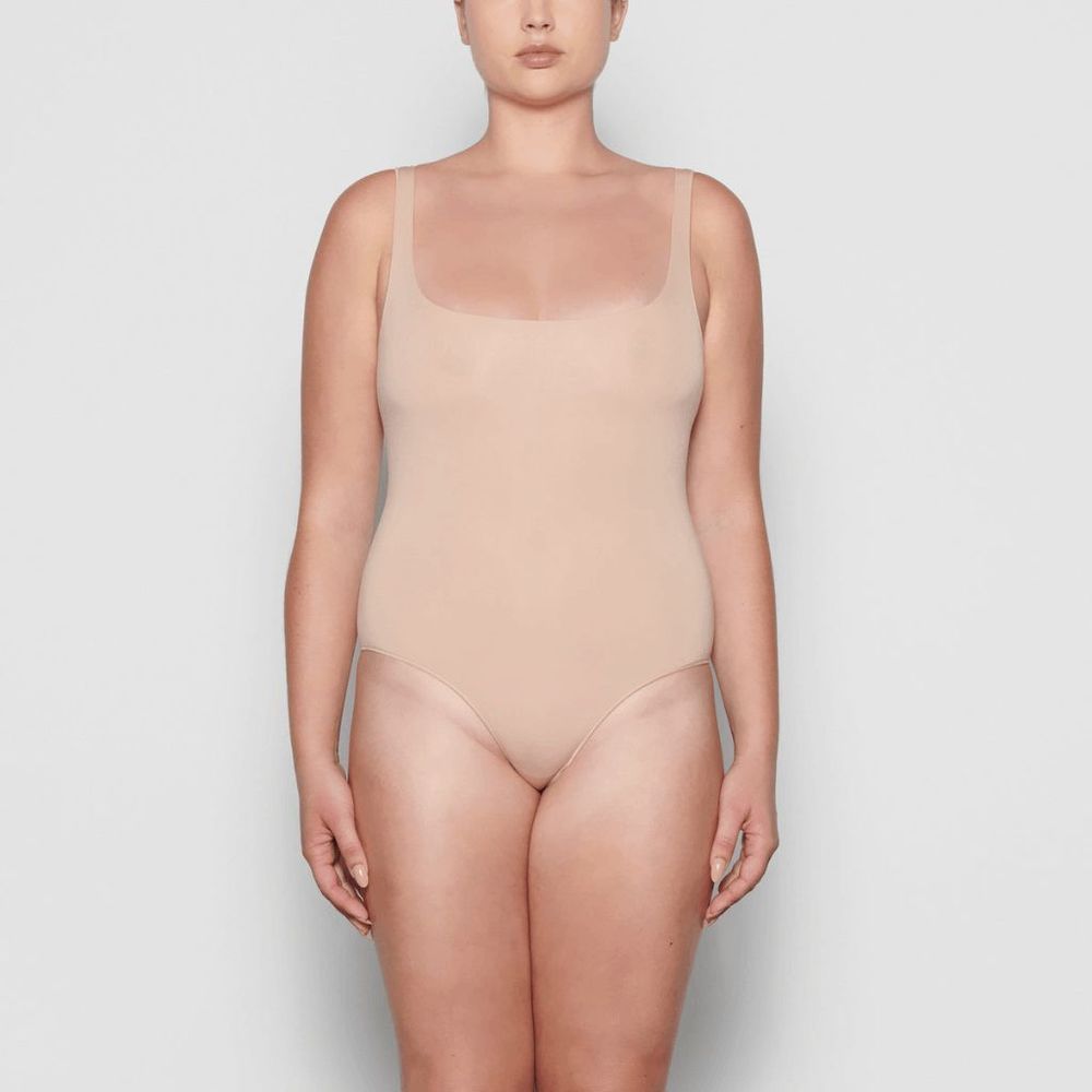 CT1370a SKIMS ESSENTIALS SCOOP NECK BODYSUIT SANDSTONE L/XL